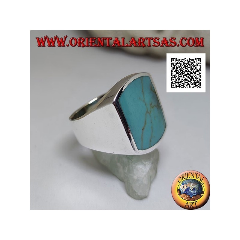 Anillo de plata con turquesa rectangular curvada en dos lados al ras con el borde en un entorno suave