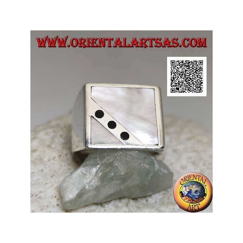 Anillo de plata con nácar cuadrado cortado oblicuamente de tres discos de ónix en un engaste liso