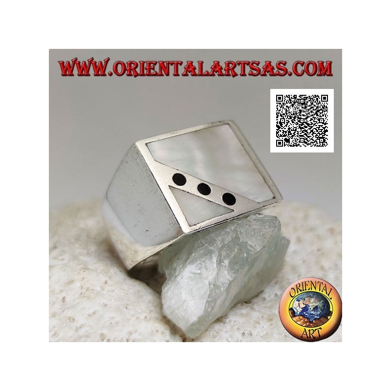 Bague en argent avec nacre carrée taillée obliquement à partir de trois disques d'onyx sur une monture lisse