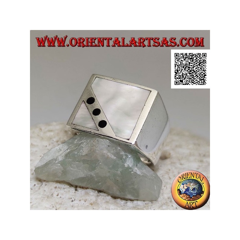 Anello in argento con madreperla quadrata tagliata in obliquo da tre dischetti di onice su montatura liscia