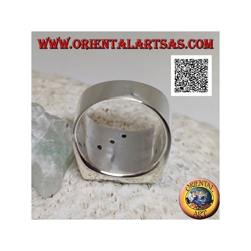 Anello in argento con madreperla quadrata tagliata in obliquo da tre dischetti di onice su montatura liscia