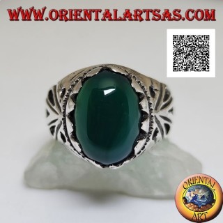 Anillo de plata con cabujón de ágata verde ovalada engastado con decoración calada en los laterales