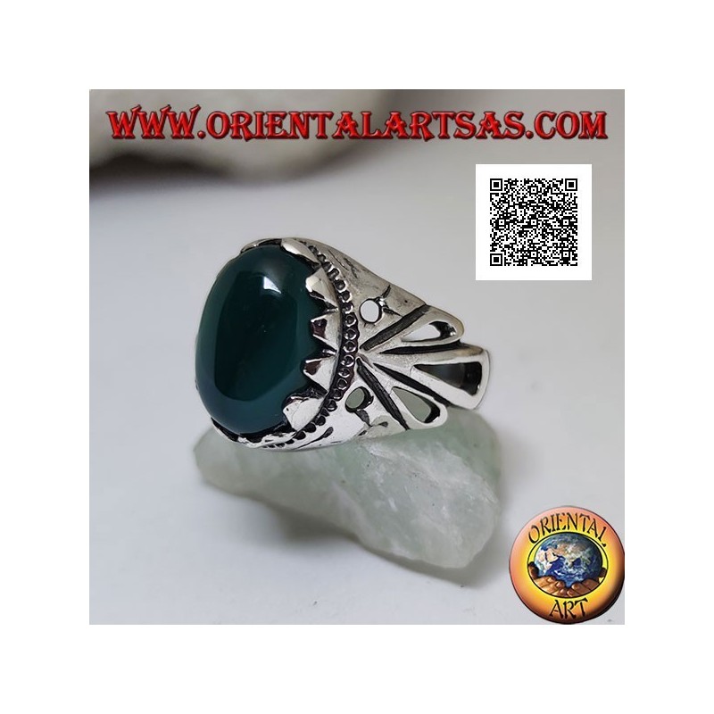 Anillo de plata con cabujón de ágata verde ovalada engastado con decoración calada en los laterales