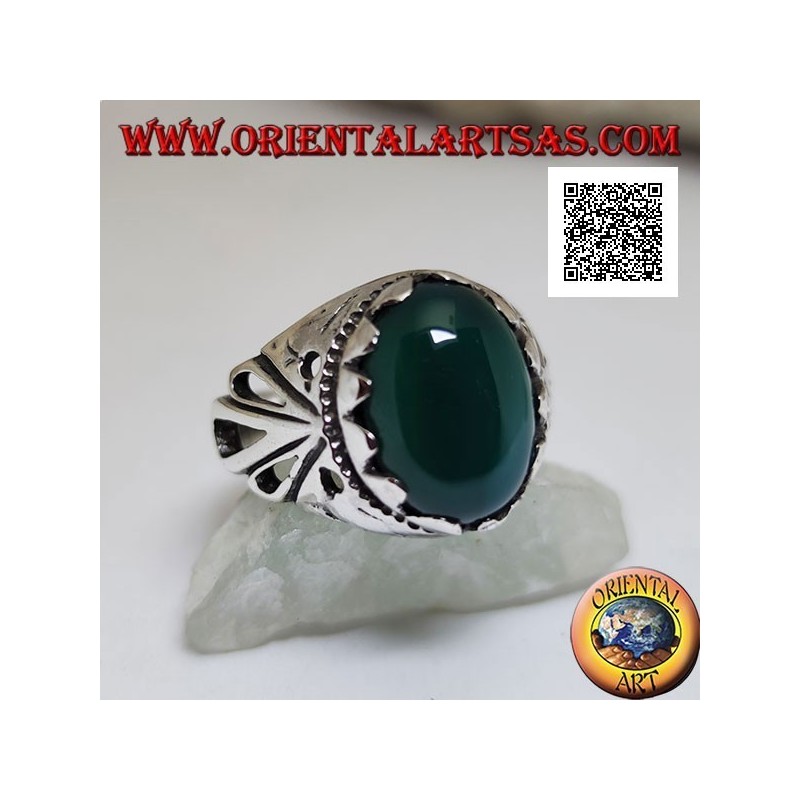 Bague en argent avec cabochon ovale agate verte sertie d'un décor ajouré sur les côtés