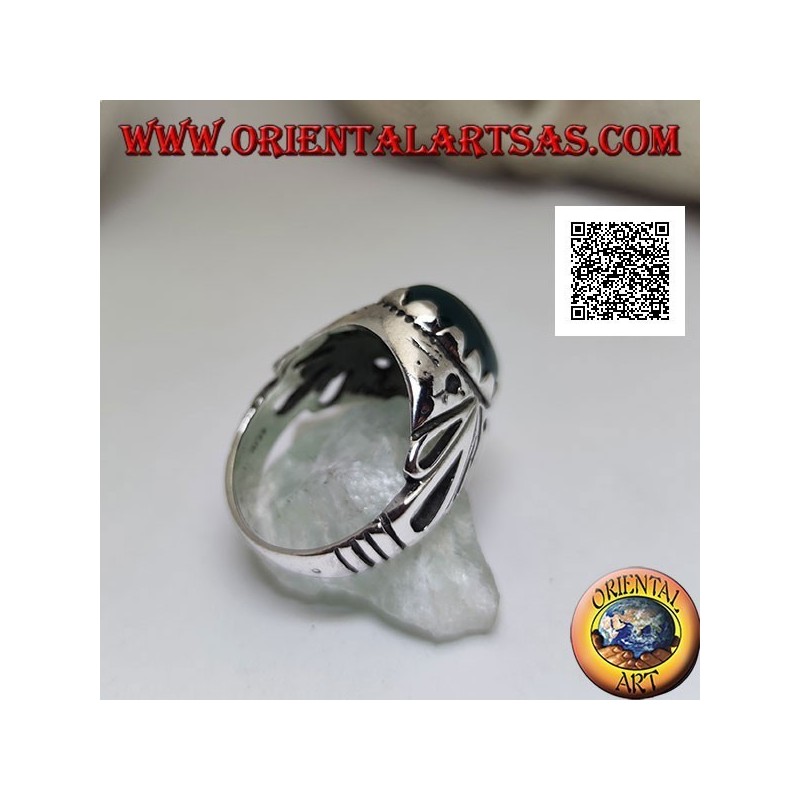 Anello in argento con agata verde ovale cabochon incastonato con decorazione traforata sui lati