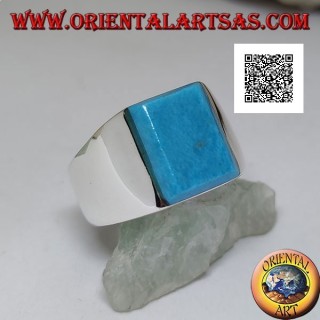 Anillo de plata con turquesa rectangular en relieve sobre marco liso