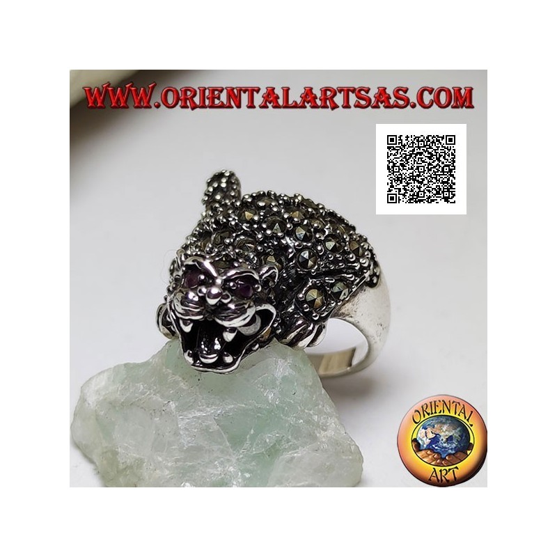 Anello in argento a forma di tigre in posizione offensiva tempestata di marcassite su tutto il corpo