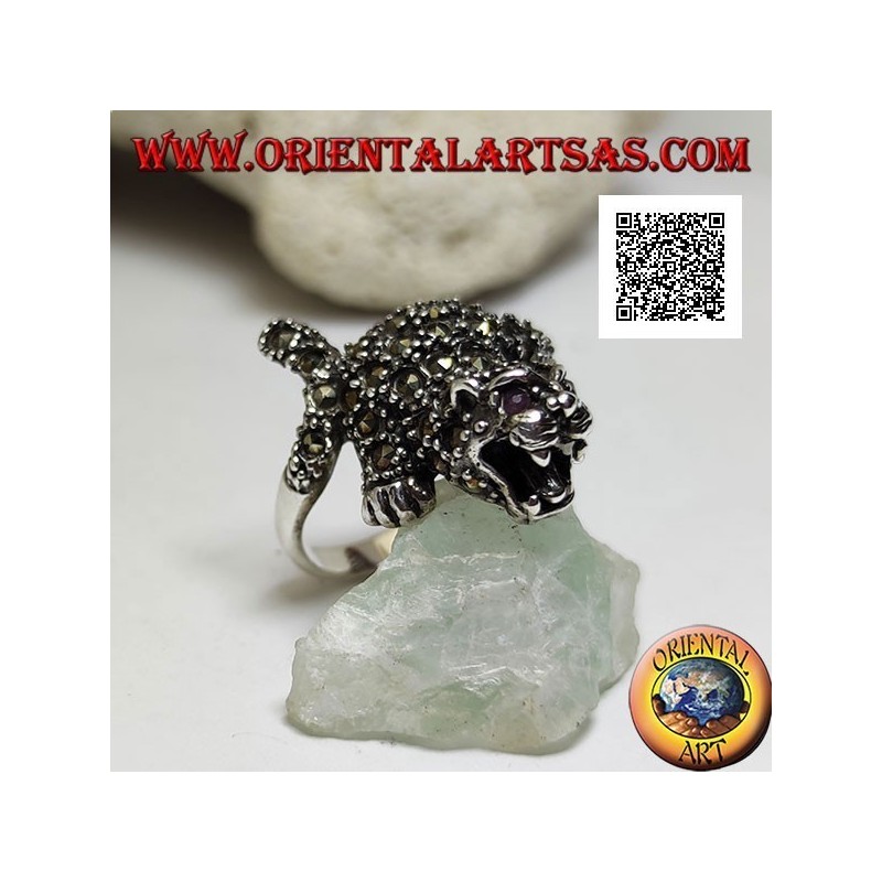 Anillo de plata en forma de tigre en posición ofensiva tachonado de marcasita por todo el cuerpo