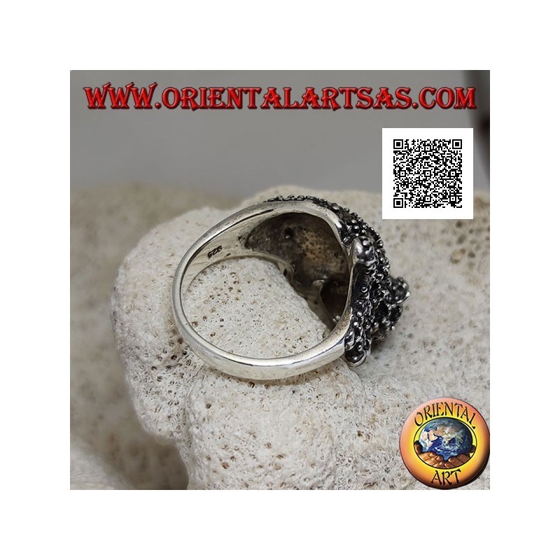Anello in argento a forma di tigre in posizione offensiva tempestata di marcassite su tutto il corpo