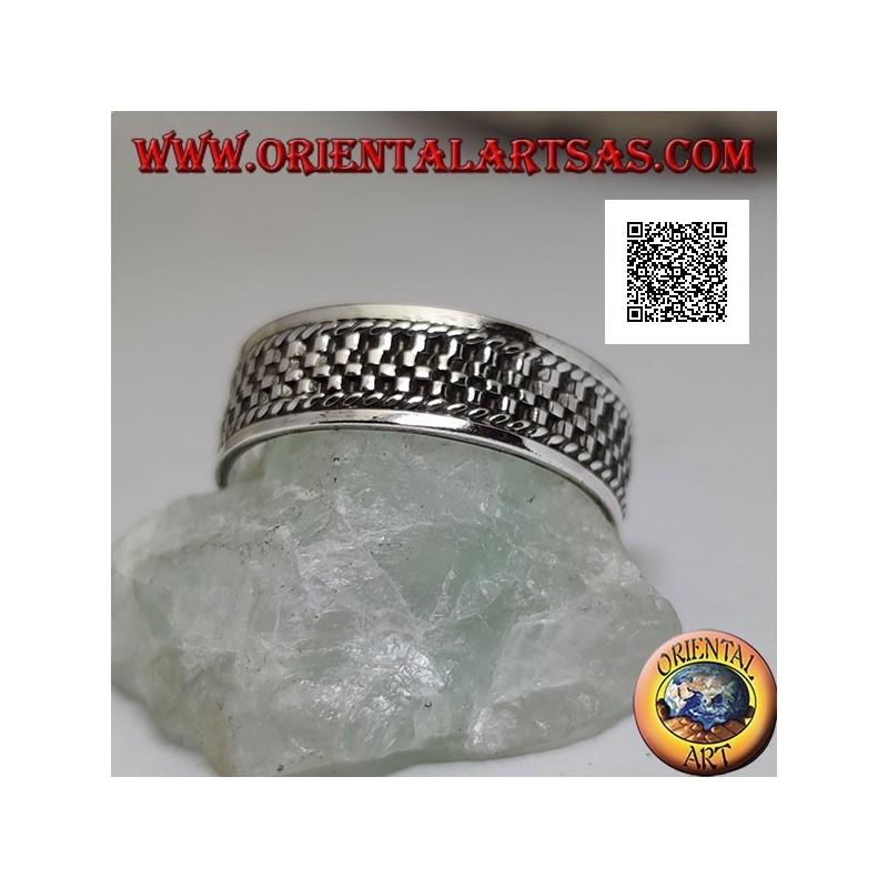 Anillo de plata con decoración de líneas verticales en bajo relieve