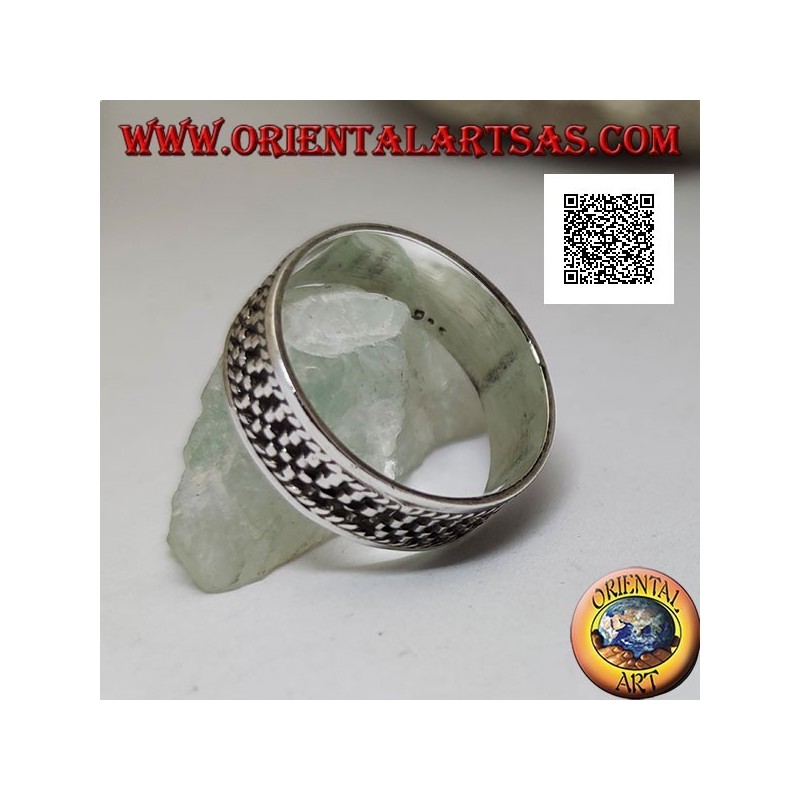 Anello in argento a fedina con decorazione a lineette verticali in bassorilievo