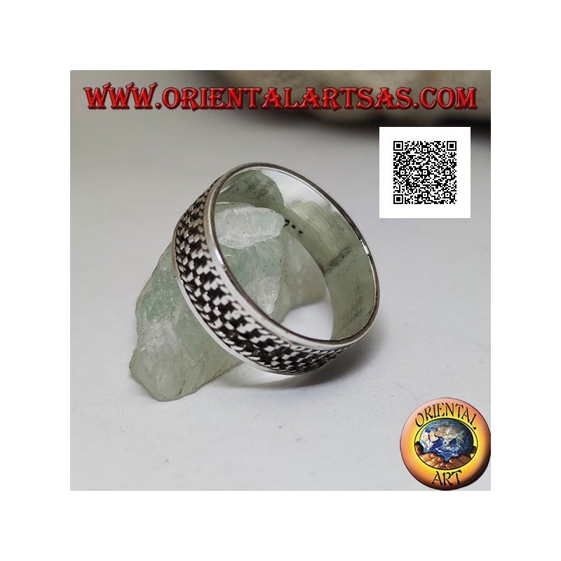 Anello in argento a fedina con decorazione a lineette verticali in bassorilievo