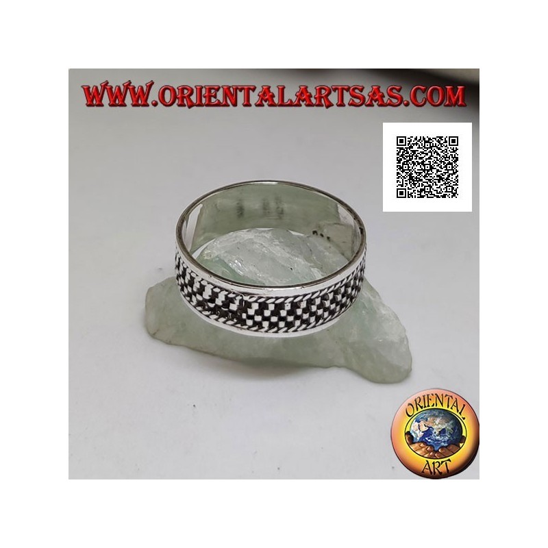 Bague en argent à décor de lignes verticales bas relief