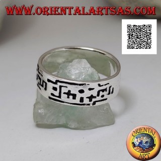 Anillo de plata de banda estrecha con incisiones de formas geométricas sucesivas
