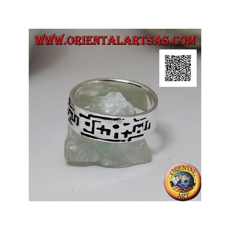 Narrow band silver ring with incisions of geometric shapes in succession