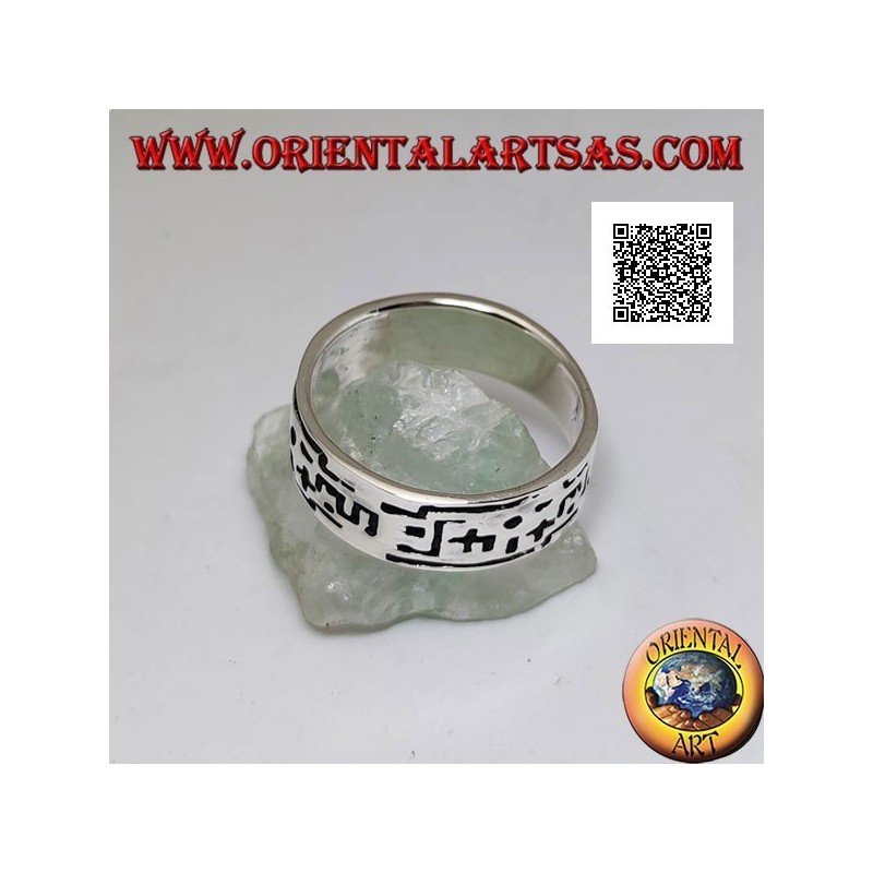 Narrow band silver ring with incisions of geometric shapes in succession