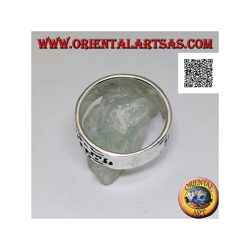 Narrow band silver ring with incisions of geometric shapes in succession