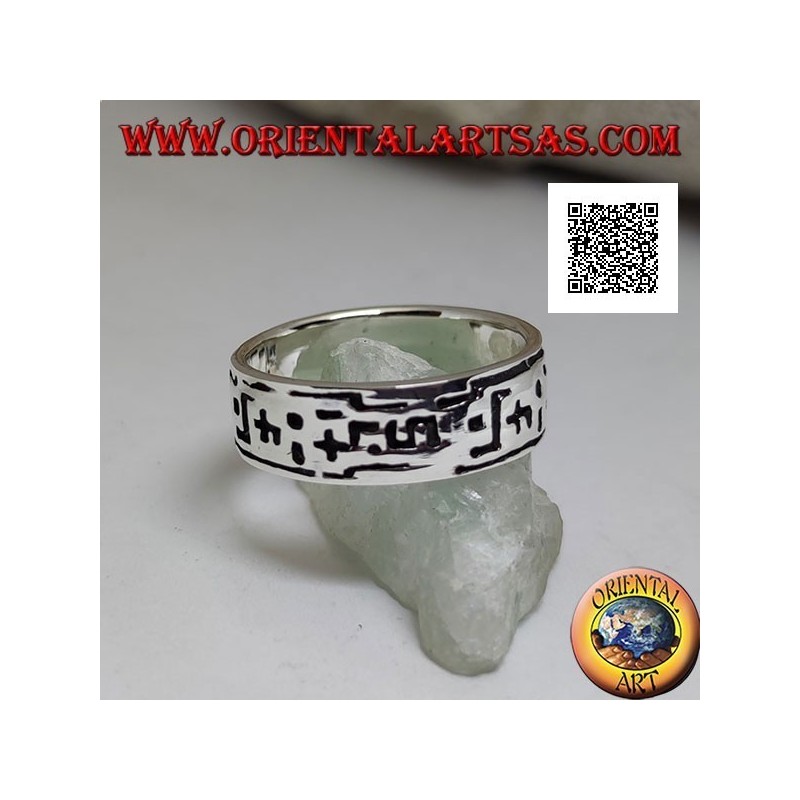 Anillo de plata de banda estrecha con incisiones de formas geométricas sucesivas