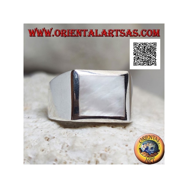 Anillo de plata con nácar cuadrado al ras con un borde grueso en un engaste suave