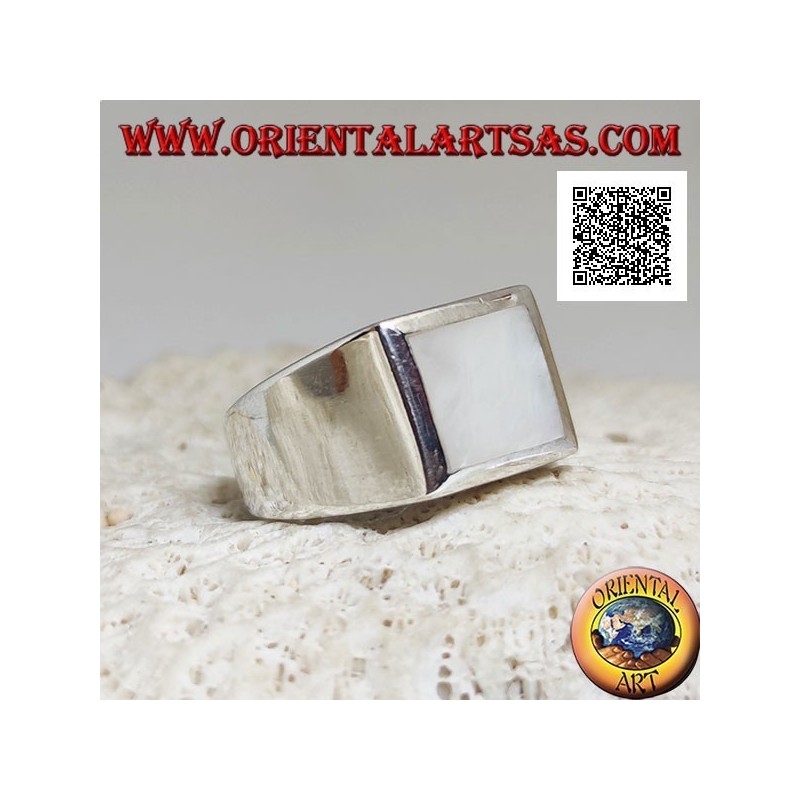 Anillo de plata con nácar cuadrado al ras con un borde grueso en un engaste suave