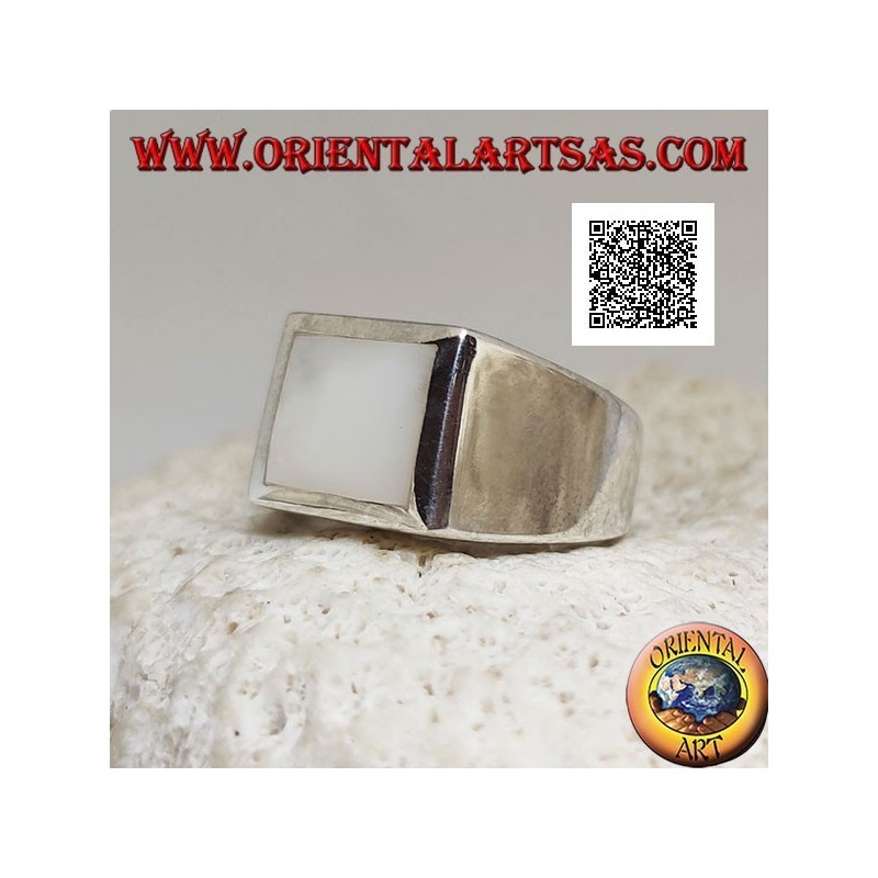 Bague en argent avec nacre carrée au ras d'un bord épais sur une monture lisse