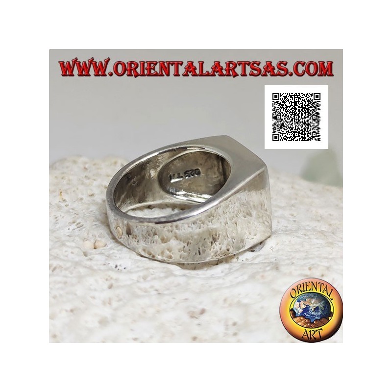 Bague en argent avec nacre carrée au ras d'un bord épais sur une monture lisse