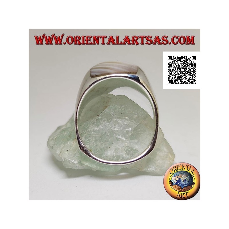Bague en argent avec nacre rectangulaire arrondie sur une monture lisse