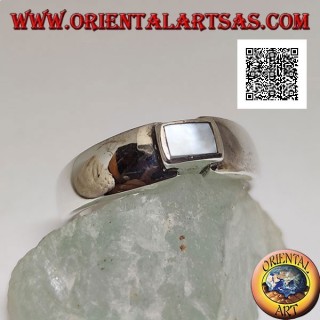 Anello in argento con madreperla rettangolare a filo bordo a giuntura di una fascia liscia