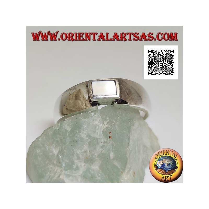 Bague en argent avec nacre rectangulaire au ras du bord commun d'une bande lisse