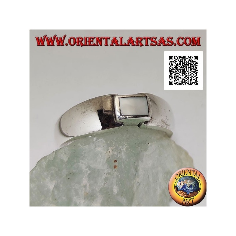 Anillo de plata con nácar rectangular al ras con el borde de unión de una banda lisa