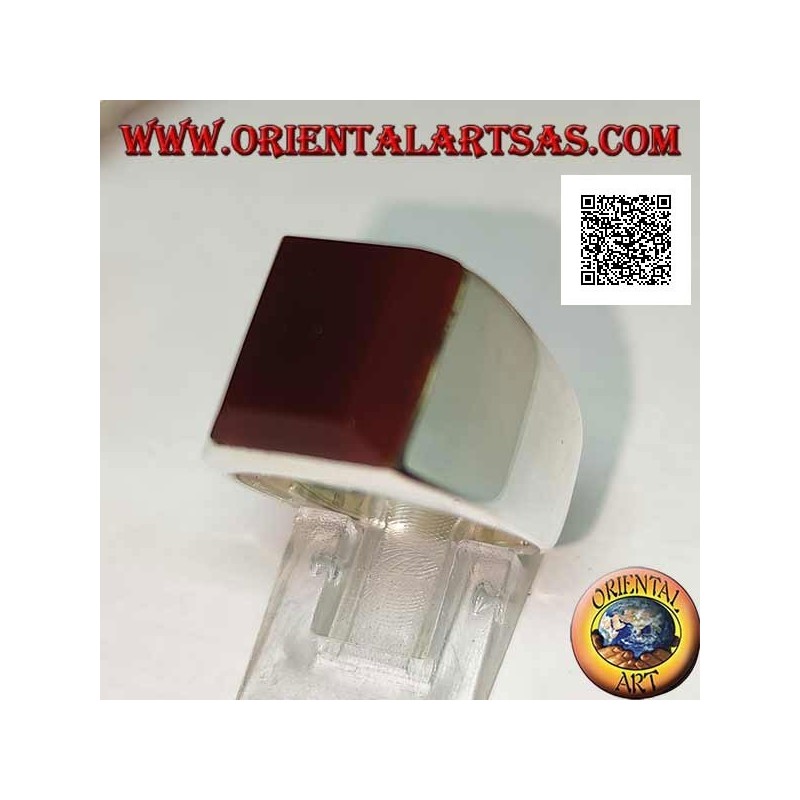 Bague en argent avec cornaline rectangulaire superposée sur une monture lisse