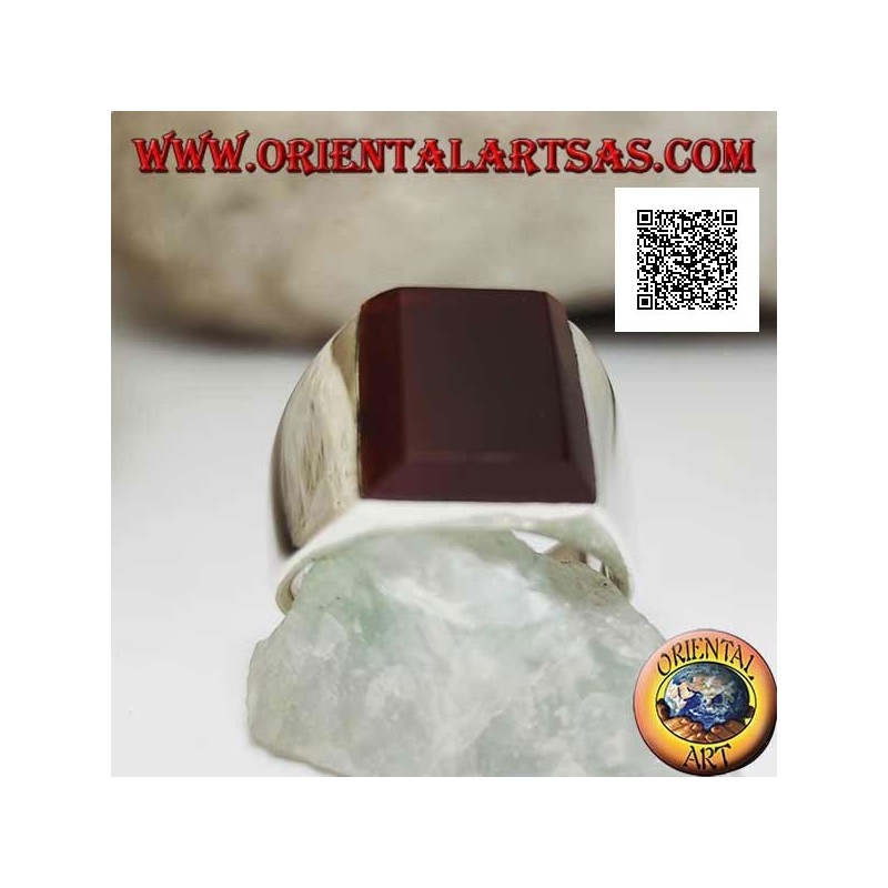 Anillo de plata con cornalina rectangular superpuesta sobre un engaste liso