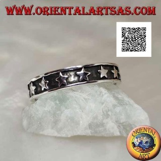 Anello in argento a fedina con una fila di stelle liscia in bassorilievo