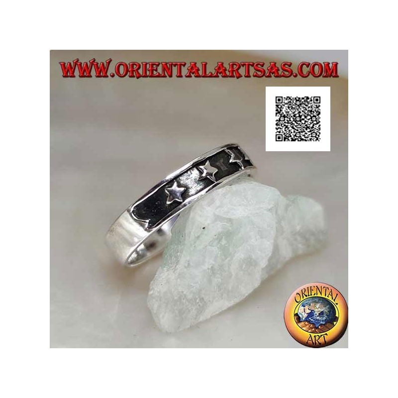 Anillo de plata con una hilera de estrellas en bajorrelieve liso