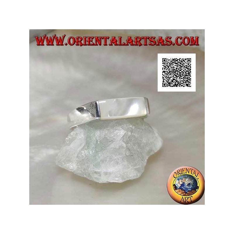 Bague en argent lisse avec nacre rectangulaire allongée dépassant des deux côtés