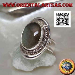 Anillo de plata con cabujón de labradorita ovalado rodeado de entrelazado sobre un escudo liso (20b)