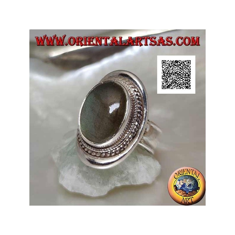 Silberring mit ovalem Cabochon-Labradorit, umgeben von einer Verflechtung auf einem glatten Schild (20b)