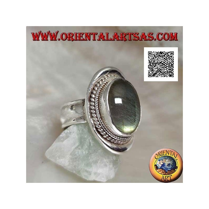 Bague en argent avec labradorite cabochon ovale entourée d'entrelacs sur un bouclier lisse (20b)