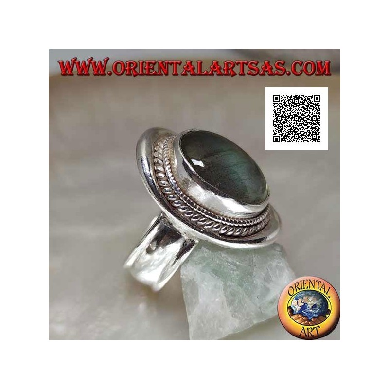Anillo de plata con cabujón de labradorita ovalado rodeado de entrelazado sobre un escudo liso (20b)