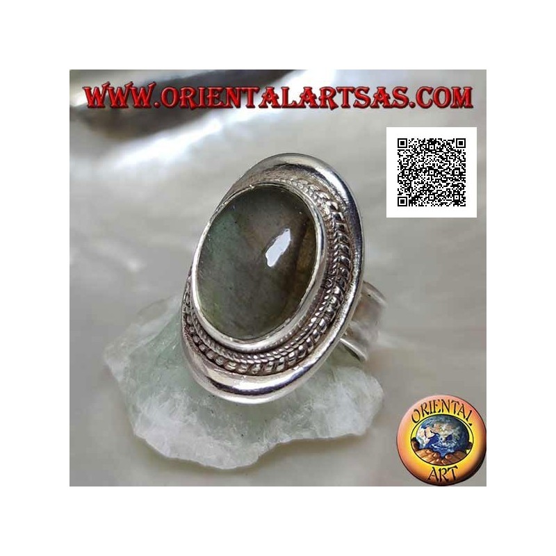 Silberring mit ovalem Cabochon-Labradorit, umgeben von einer Verflechtung auf einem glatten Schild (20b)