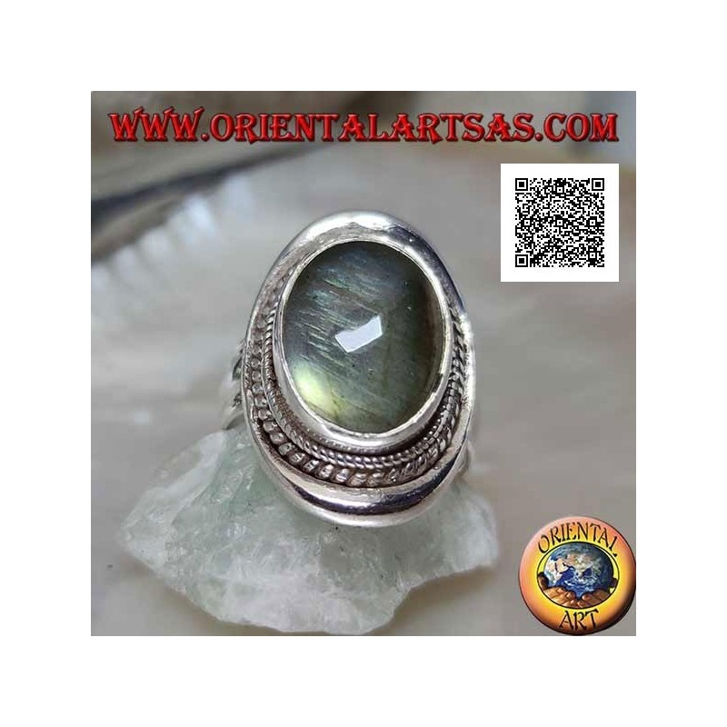 Anillo de plata con cabujón de labradorita ovalado rodeado de entrelazado sobre un escudo liso (20b)