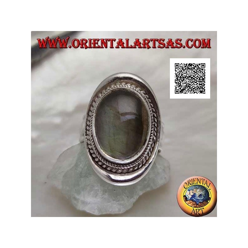 Anillo de plata con cabujón de labradorita ovalado rodeado de entrelazado sobre un escudo liso (20b)