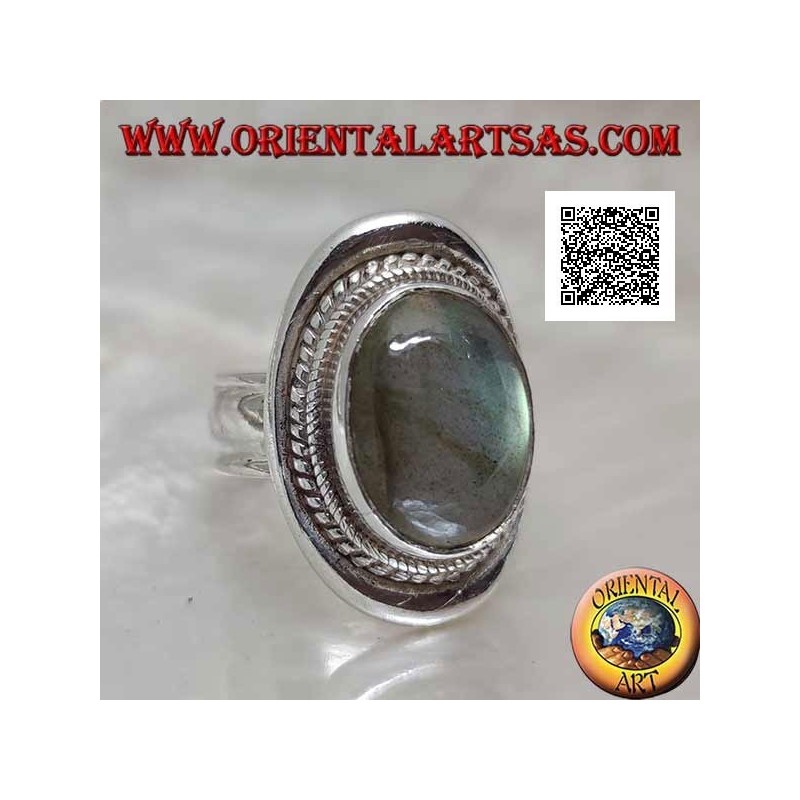 Bague en argent avec labradorite cabochon ovale entourée d'entrelacs sur un bouclier lisse (20b)