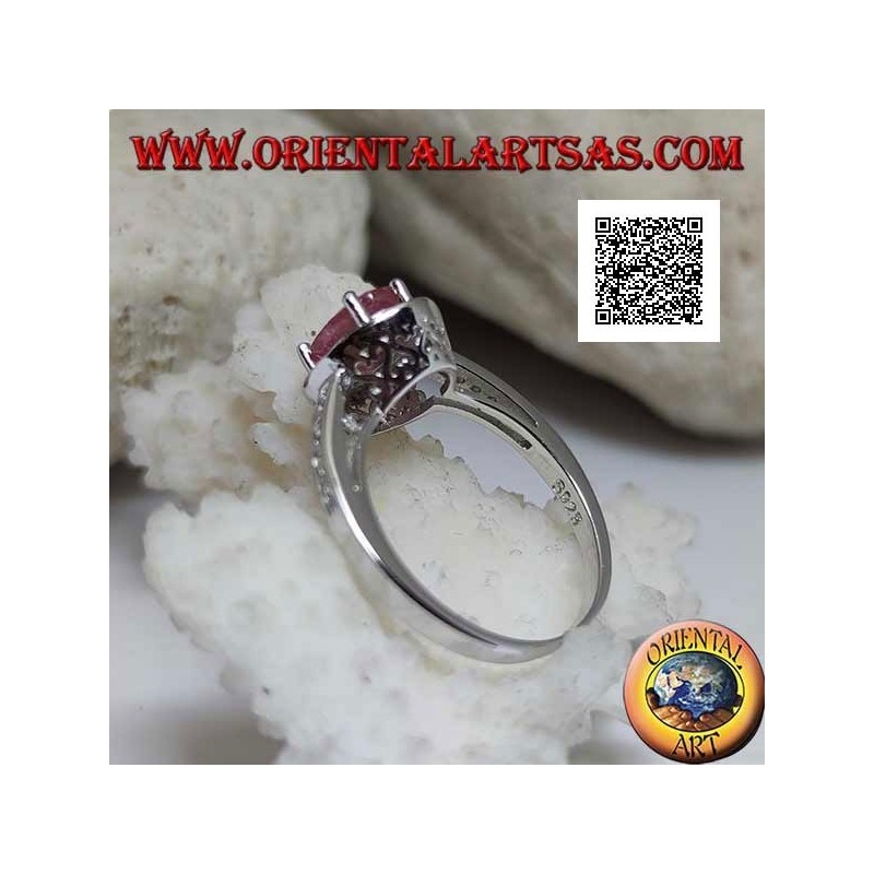 Anello in argento con rubino naturale ovale incastonato con zirconi bianchi intorno e sul lato