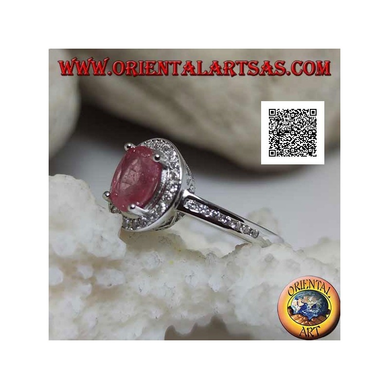 Anello in argento con rubino naturale ovale incastonato con zirconi bianchi intorno e sul lato