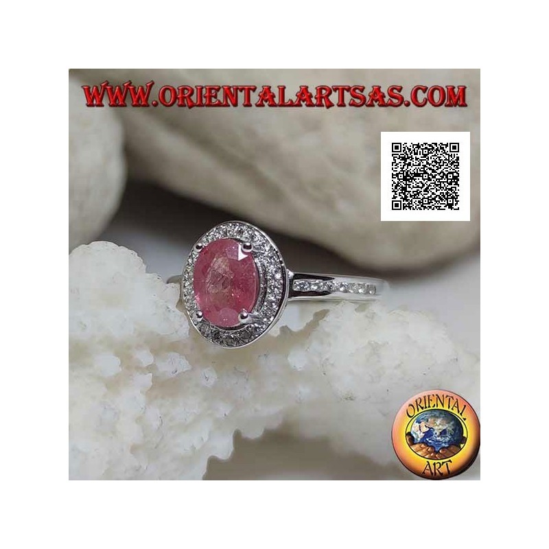 Bague en argent avec rubis naturel ovale serti de zircons blancs autour et sur le côté
