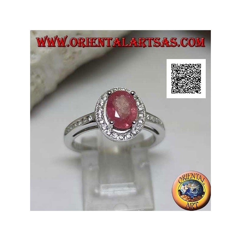 Bague en argent avec rubis naturel ovale serti de zircons blancs autour et sur le côté