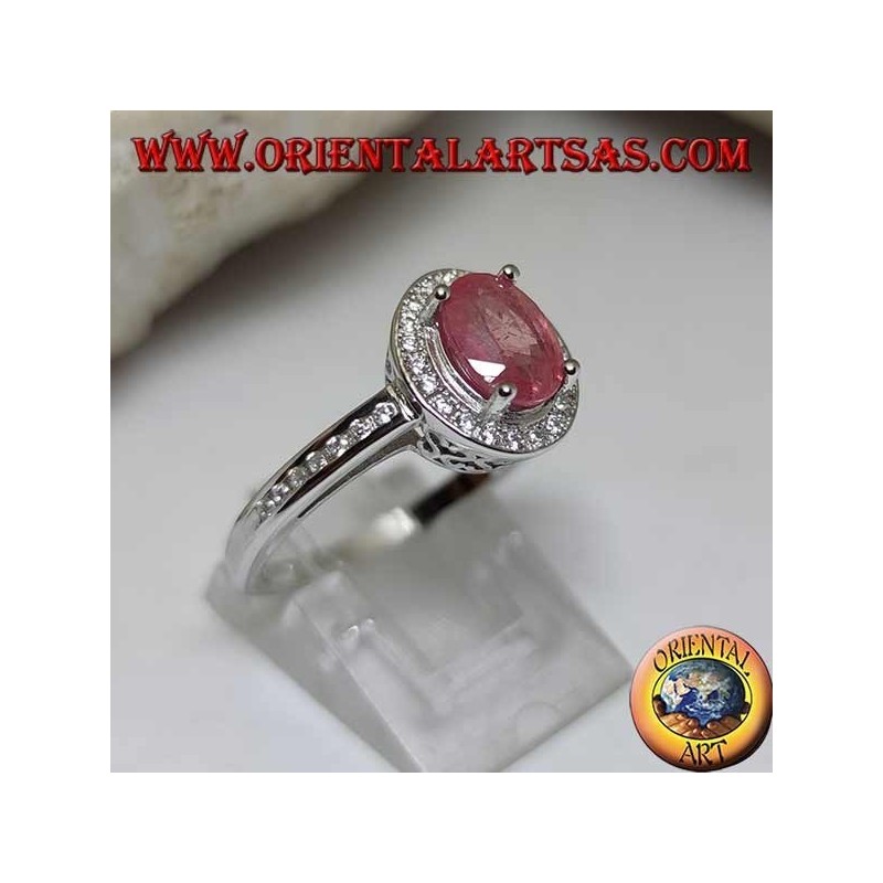 Anello in argento con rubino naturale ovale incastonato con zirconi bianchi intorno e sul lato