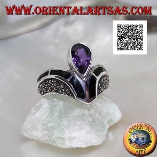 Anello in argento a V tempestato di marcassite con decorazione in onice e ametista naturale a goccia centrale