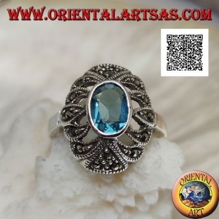 Anillo de plata con topacio azul ovalado sobre un óvalo convexo perforado tachonado de marcasita